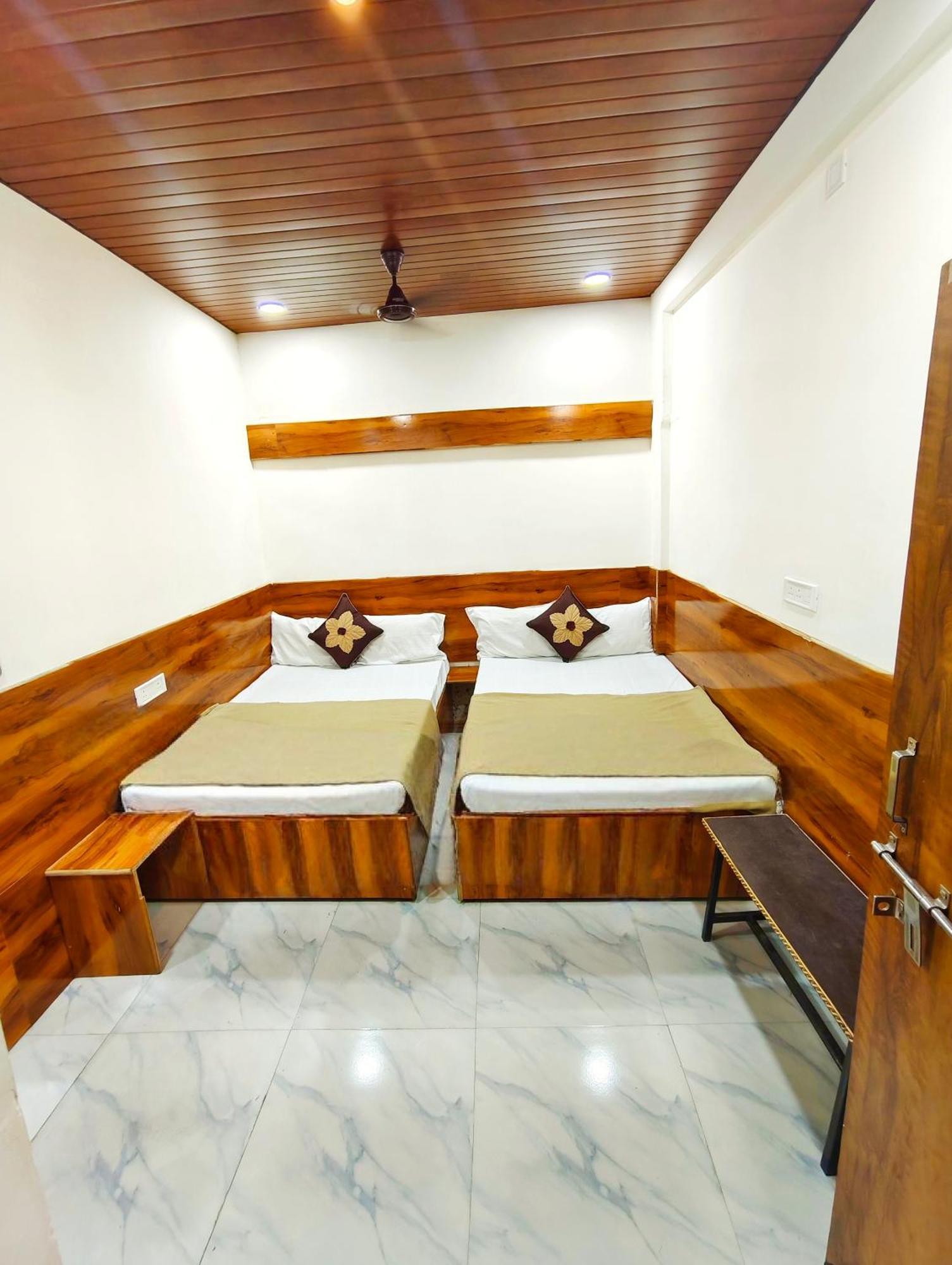 Hotel Om Palace Near Mahakal Mandir Ujjain Esterno foto