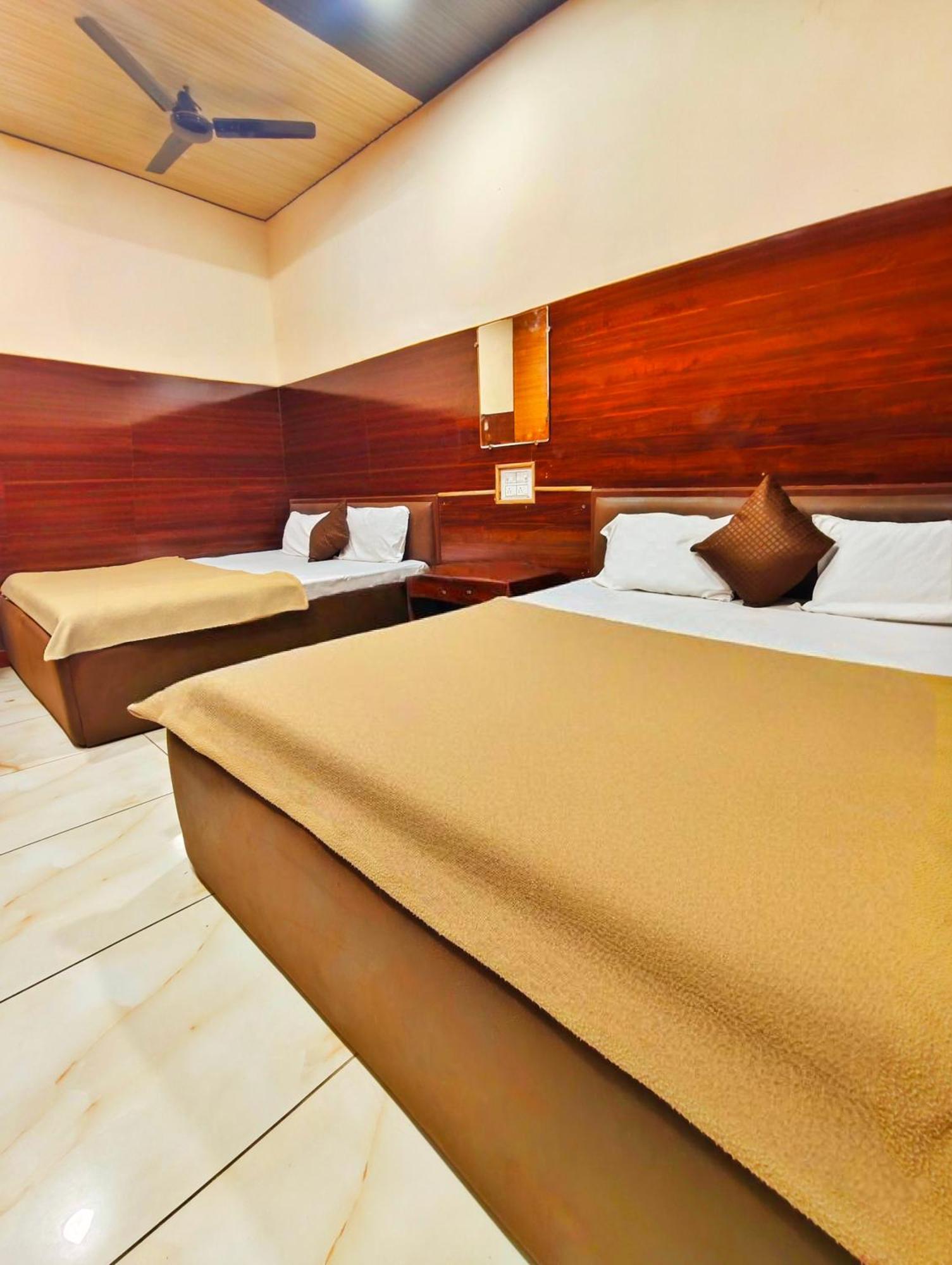 Hotel Om Palace Near Mahakal Mandir Ujjain Esterno foto