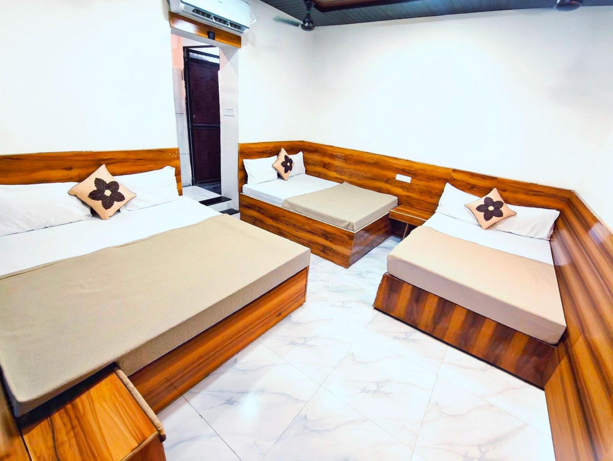 Hotel Om Palace Near Mahakal Mandir Ujjain Esterno foto