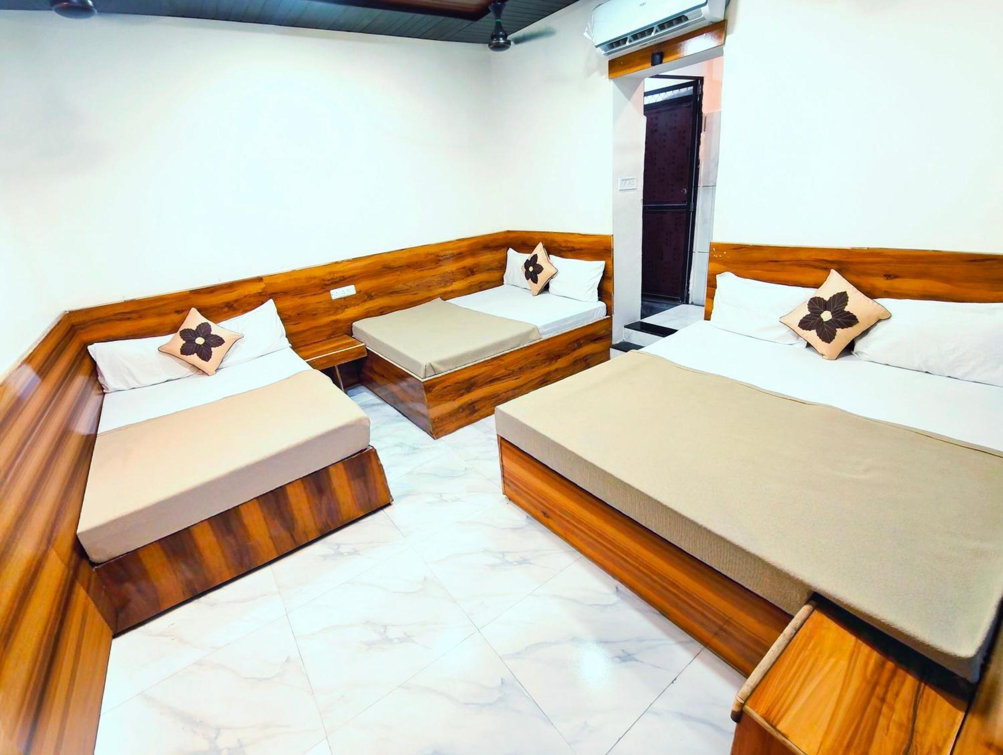 Hotel Om Palace Near Mahakal Mandir Ujjain Esterno foto